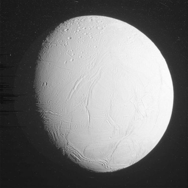 Esta foto del miércoles, 28 de octubre del 2015, proveída por la NASA muestra la luna de Saturno Enceladus, vista desde la nave espacial Cassini.  (NASA/JPL-Caltech/Space Science Institute via AP)