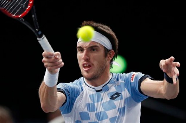 El argentino Leonardo Mayer devuelve una pelota ante Richard Gasquet en el Masters de París el miércoles, 4 de noviembre de 2015, en París. (AP Photo/Francois Mori)