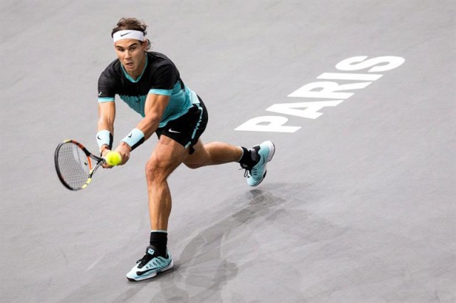 El tenista español Rafael Nadal devuelve la bola al checo Lukas Rosol, durante el partido de segunda ronda del Masters 1.000 de París, Francia. EFE/Etienne Laurent