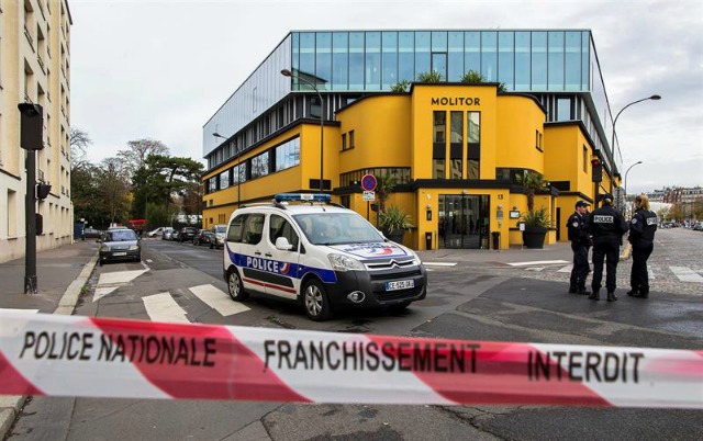 La policía monta un cordón de seguridad alrededor del hotel Molitor, donde se aloja la selección alemana de fútbol, tras recibirse una amenaza de bomba en Boulogne-Billancourt, cerca de París (Francia) hoy, 13 de noviembre de 2015. El equipo alemán se alojaba en el hotel, que ha sido evacuado, antes de jugar el amistoso que disputará esta noche contra el equipo francés. EFE/Ian Langsdon