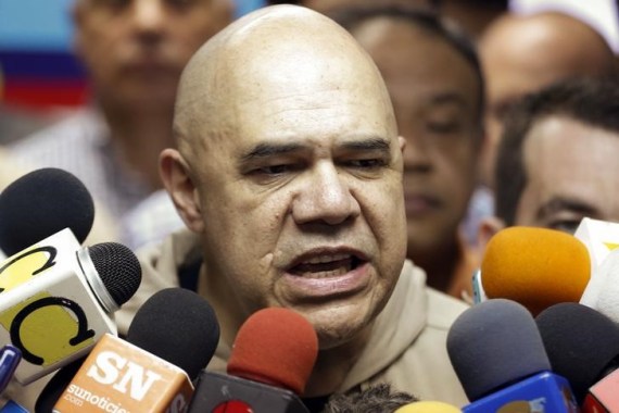 El secretario general de la coalición opositora MUD, Jesús Torrealba, habla durante una conferencia de prensa, en Caracas, 19 de febrero de 2015. La oposición venezolana dará prioridad a leyes para liberar a los activistas encarcelados y reformar la economía del país petrolero, si gana las elecciones del 6 de diciembre y le arrebata al oficialismo la mayoría que ha tenido desde 1999 en la Asamblea Nacional. REUTERS/Carlos Garcia Rawlins