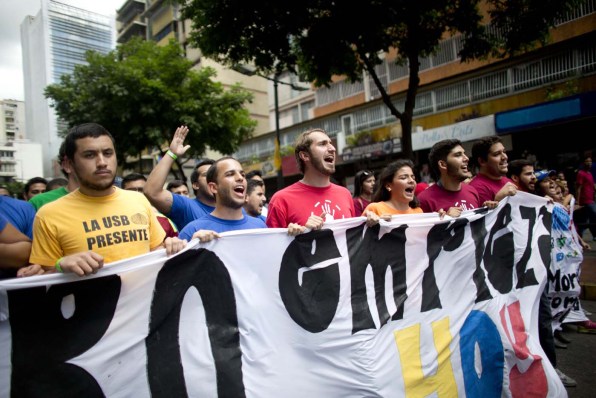 Estudiantes gritan consignas contra el gobierno, mientras participa en una manifestación de apoyo a las elecciones legislativas en Venezuela, en Caracas, el sábado 21 de noviembre de 2015. Más de dos decenas de partidos compiten en las elecciones del 6 de diciembre, las más duras en 16 años para el partido gobernante. (Foto AP/Ariana Cubillos)