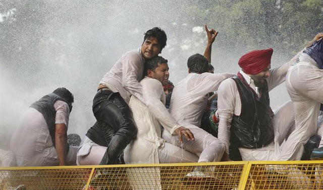 Policías antidisturbios usan un cañón de agua para dispersar a los activista del Congreso Juvenil Indio (IYC) que intentaron atravesar una barricada policial durante una protesta contra la escalada de violencia, en Nueva Delhi (India), hoy, 30 de noviembre de 2015. EFE/Harish Tyagi