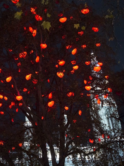 Corazones se fijan en el mercado de Navidad en frente del Ayuntamiento de Viena sobre el 26 de noviembre 2015 después de Viena oficialmente iluminó la ciudad para la próxima temporada de Navidad. AFP PHOTO / JOE KLAMAR