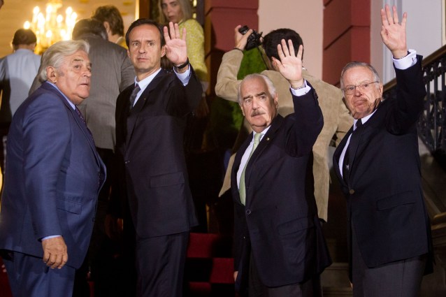 CAR01. CARACAS (VENEZUELA), 05/12/2015.- Los expresidentes de Uruguay Luis Alberto Lacalle (i), de Bolivia Jorge Tuto Quiroga (2i), de Colombia Andrés Pastrana (2d) y de Costa Rica Miguel Rodríguez (d) llegan a una reunión con el presidente de Venezuela Nicolás Maduro hoy, sábado 5 de diciembre de 2015, en el Palacio de Miraflores en la ciudad de Caracas (Venezuela). EFE/MIGUEL GUTIERREZ