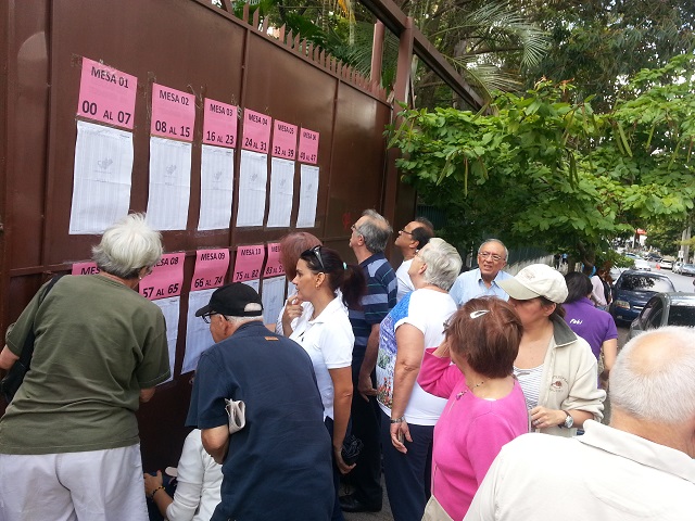 Votantes se ubican en las listas fuera del centro de votación La Concepción, en el Municipio Baruta este 6 de diciembre / lapatilla.com