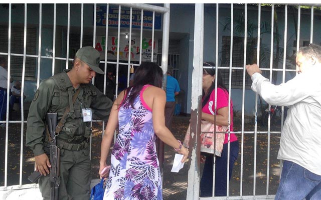 Detenida mujer que rompió su comprobante en Carabobo