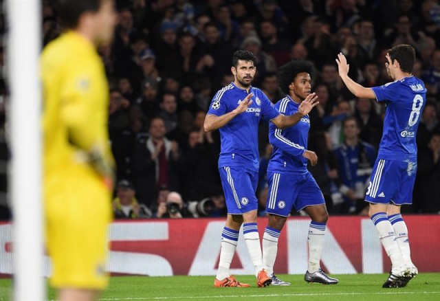 El jugador del Chelsea Diego Costa celebra un gol con sus compañeros ante el Oporto hoy, miércoles 9 de diciembre de 2015, durante un partido del grupo G de la Liga de Campeones que se disputa en el Stamford Bridge en Londres. EFE/ANDY RAIN