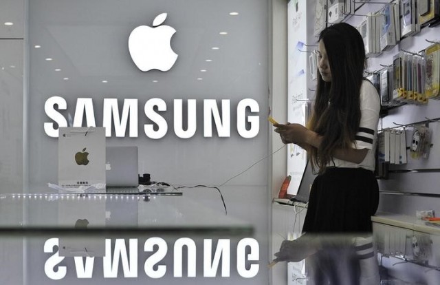 Los logos de Apple y de Samsung en una tienda en Hefei, China, sep 10, 2014.  Samsung llevó a la Corte Suprema de Estados Unidos su último intento por reducir los más de 548 millones de dólares que tuvo que pagar a Apple por violar las patentes y diseños del iPhone. REUTERS/Stringer