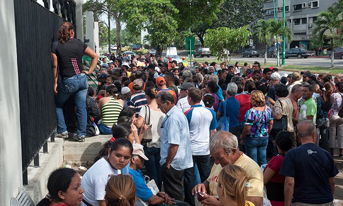 Larenses hicieron cola por dos días y no compraron nada