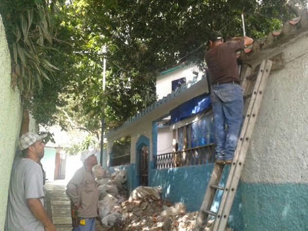 Concejal Alfredo Jimeno entregó reflectores para iluminar callejón Poleo de El Pedregal