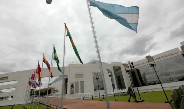 ASU08- ASUNCIÓN (PARAGUAY) 20/12/2015- Vista del exterior de la sede donde se realiza la reunión de cancilleres de los países que integran el Mercosur hoy, domingo 20 de diciembre de 2015, en Asunción, donde se dio inicio a la reunión semestral del Consejo Mercado Común (CMC) del bloque, en la víspera de la Cumbre del lunes que congregará en la capital paraguaya a los presidentes de Argentina, Brasil, Paraguay, Uruguay, Venezuela, Bolivia y Chile. EFE/Andrés Cristaldo Benítez