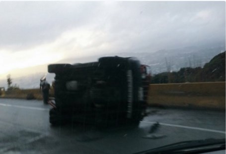 Camioneta volcada en la Cota Mil a la altura de Altamira