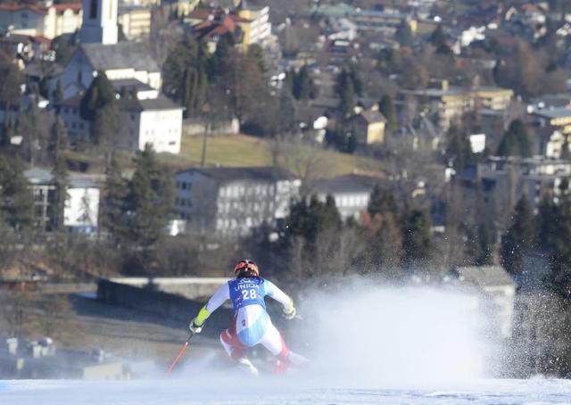 La esquiadora suiza Wendy Holdener participa en la competición de eslalon gigante femenino durante la prueba de la Copa del Mundo de esquí alpino disputada en Lienz (Austria) hoy, 28 de diciembre de 2015. EFE/Robert Jaeger