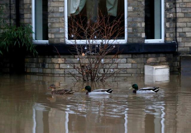 El agua inunda las calles de York (Reino Unido) hoy, 28 de diciembre de 2015. En la ciudad de York, una de las que más ha sufrido los efectos de la lluvia torrencial, y donde los servicios de emergencia y el Ejército evacuaron este domingo cientos de propiedades, el nivel del río Ouse -que confluye con el Foss- se ha estabilizado, dando un respiro a los vecinos. EFE/Lindsey Parnaby