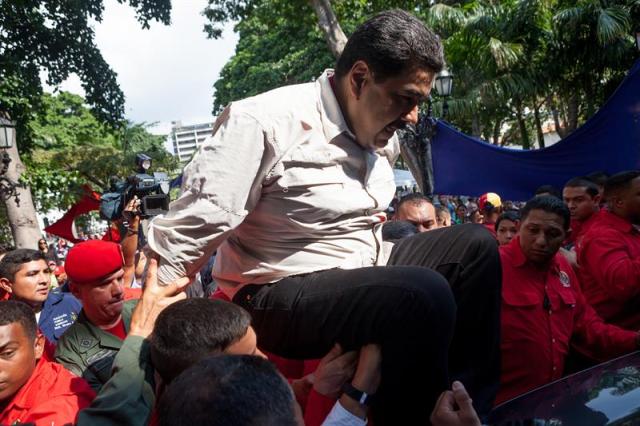 maduro saltando