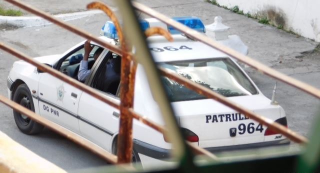 Auto patrulla apostado frente a la casa sede de las Damas de Blanco en La Habana el día 1ro de enro de 2016. Foto cortesía de Ángel Moya Acosta.