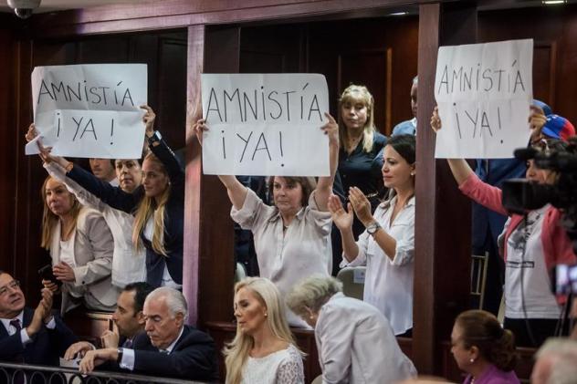 Lilian Tintori (3-i), Mitzi Capriles (c) y Patricia Ceballos (d) muestran carteles pidiendo una ley de amnistía durante la instalación de la Asamblea Nacional hoy, martes 5 de enero de 2016, en Caracas (Venezuela). EFE/Miguel Gutiérrez