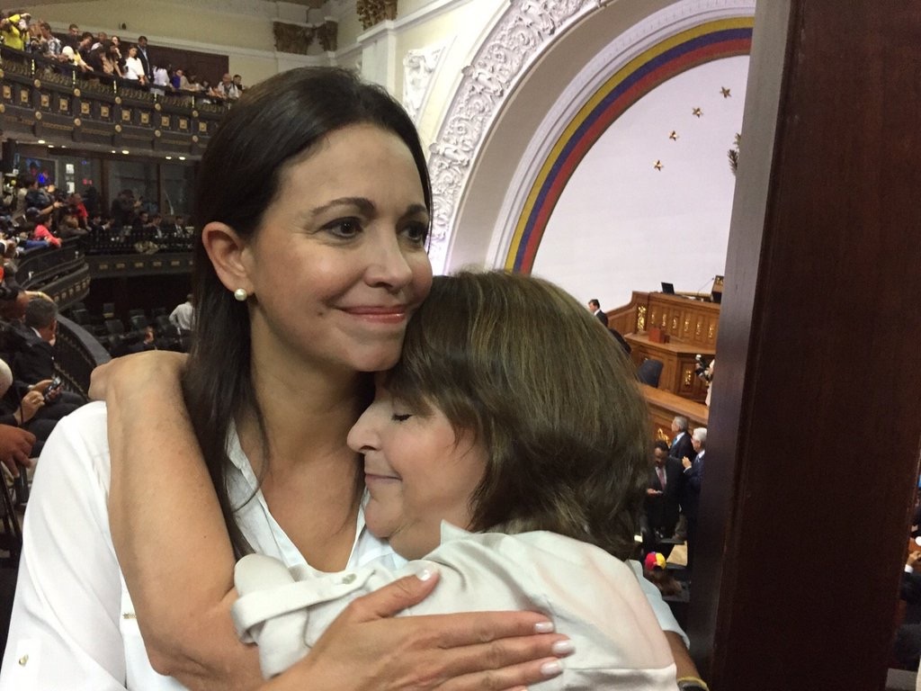 El conmovedor abrazo de María Corina y Mitzy en el hemiciclo de la Asamblea Nacional (foto)