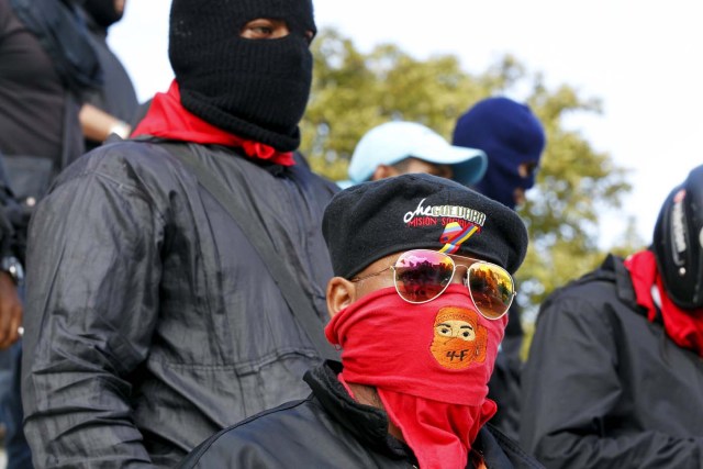 Members of a militant grassroots groups, called "colectivos", who view themselves as the defenders of revolutionary socialism but are denounced by opponents as thugs, are seen outside Miraflores Palace in Caracas, Venezuela, January 5, 2016. REUTERS/Christian Veron