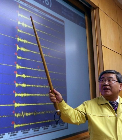 Ko Yun-Hwa, el administrador de la Administración Meteorológica de Corea, escritos periodistas mostrando ondas sísmicas desde el sitio de prueba de la bomba de hidrógeno de Corea del Norte, en su oficina en Seúl el 6 de enero, dijo el año 2016. Corea del Norte el 6 de enero que había llevado a cabo una "exitosa "prueba de hidrógeno bomba - su cuarta explosión nuclear - desconcertante la región con su última pelea del ruido de sables. AFP PHOTO / YONHAP