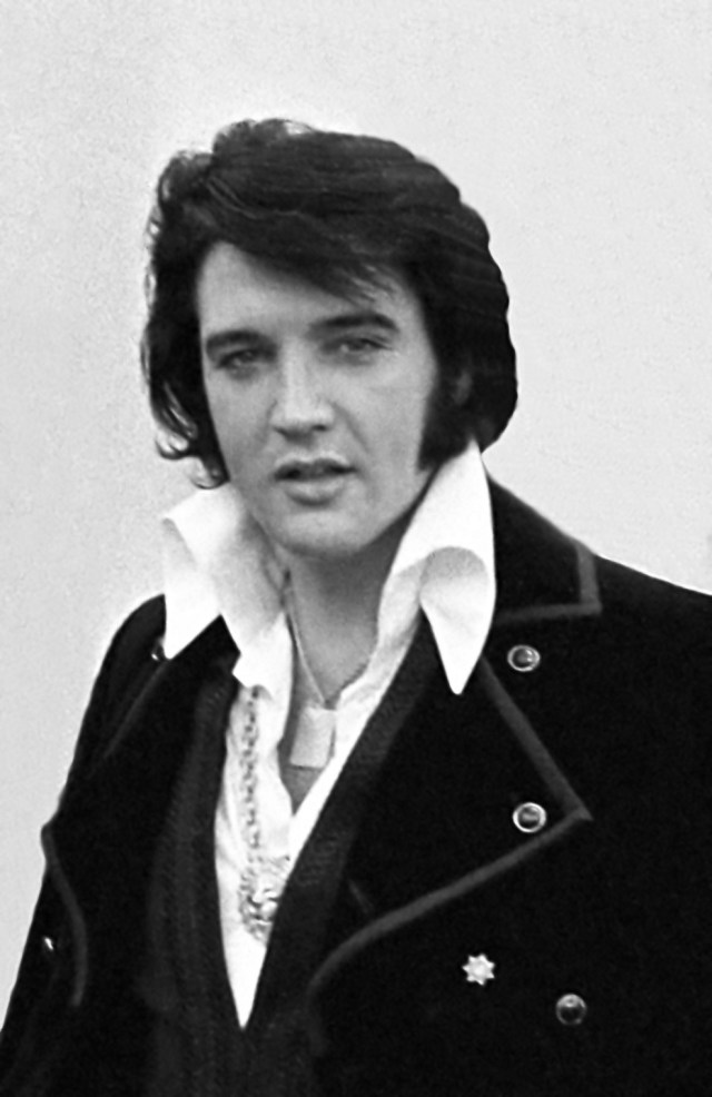 «Elvis Presley 1970» de Ollie Atkins, chief White House photographer at the time. See ARC record. - This is a cropped and retouched version of Image:Elvis-nixon.jpg, a White House photograph by Ollie Atkins via http://www.archives.gov/exhibits/nixon-met-elvis/. Disponible bajo la licencia Dominio público vía Wikimedia Commons - https://commons.wikimedia.org/wiki/File:Elvis_Presley_1970.jpg#/media/File:Elvis_Presley_1970.jpg