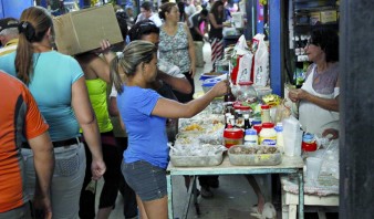 En Puerto La Cruz buscan jabón de baño todos los días