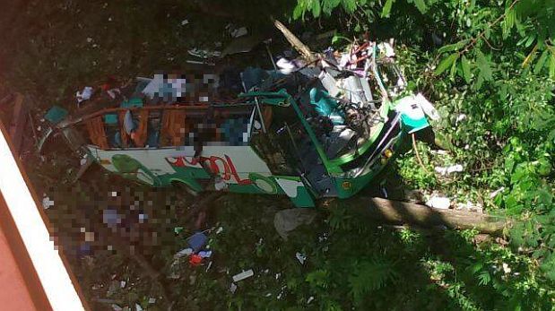 Al menos 16 muertos al precipitarse un autobús a un abismo en Perú