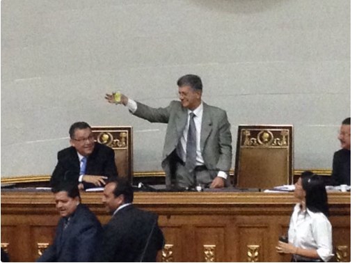 ¡Una cucharada de su propia medicina! Ramos Allup le ofreció Moringa a diputados chavistas (VIDEO)