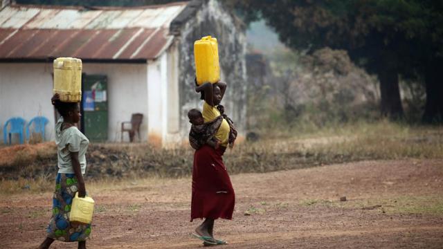 Jóvenes sudafricanas reciben becas de estudio por mantenerse vírgenes