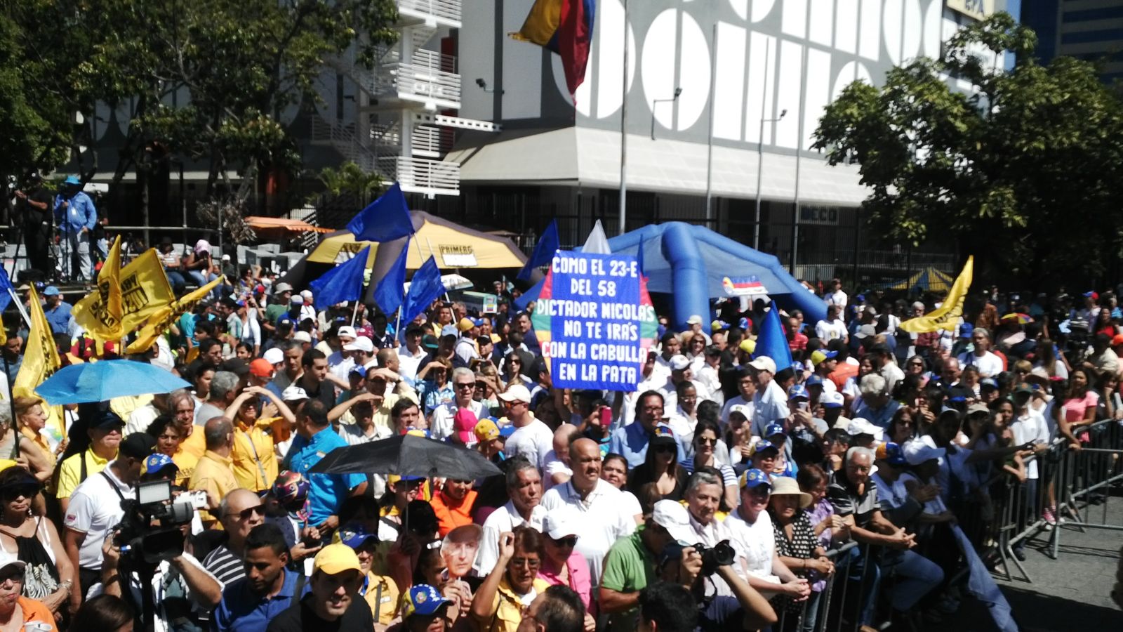 El hombre del papagayo una vez más se las canta a Maduro  (FOTO)