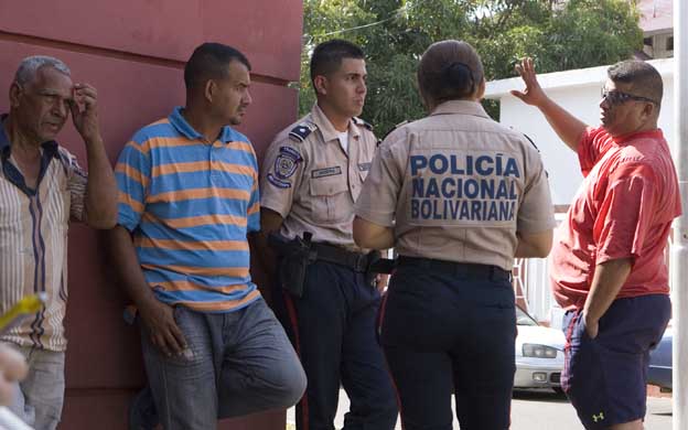 Foto: Los allegados del occiso identificaron el cuerpo en el lugar del homicidio / La verdad Hace pocos minutos detectives del CICPC levantaron el cadaver de Freddy Manuel Acosta Sierra, de 46 anos, quien fue asesinado a golpes y pedradas en la cabeza en la avenida principal del barrio Cardon de Estrella, sector II, al lado del aserradero Toto en la Circunvalacion 3.La victima residia cerca, en el barrio 19 de Abril y s u muerte ocurrio presuntamente a eso de las seis de esta manana, luego de salir de su casa a trabajar como obrero en el sector Los Bucares, refirio uno de sus parientes.. Por ahora se desconoce el movil de este crimen pero lo cierto es que se ensanaron contra Acosta hasta el punto de que quien o quienes lo mataron golpeandole fuertemente la cabeza, posteriormente le quitaron la ropa.Al sitio tambien acudieron oficiales dela Policia Nacional Bolivariana (PNB), entre ellos el hijo del occiso. Funcionarios de la policia cientifica indicaron que al parecer esa muerte se trato de una venganza.