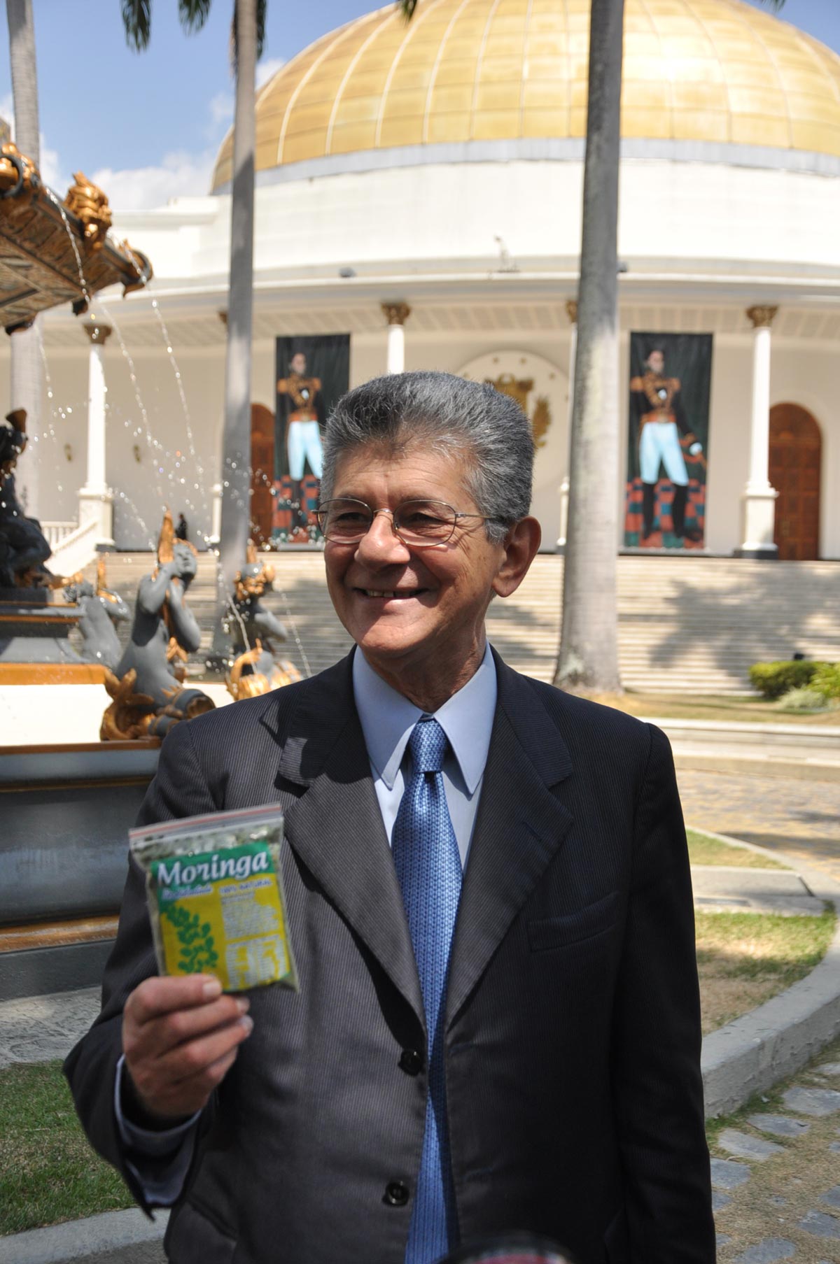 LA FOTO: Ramos Allup con una bolsa de moringa para los diputados de la minoría chavista