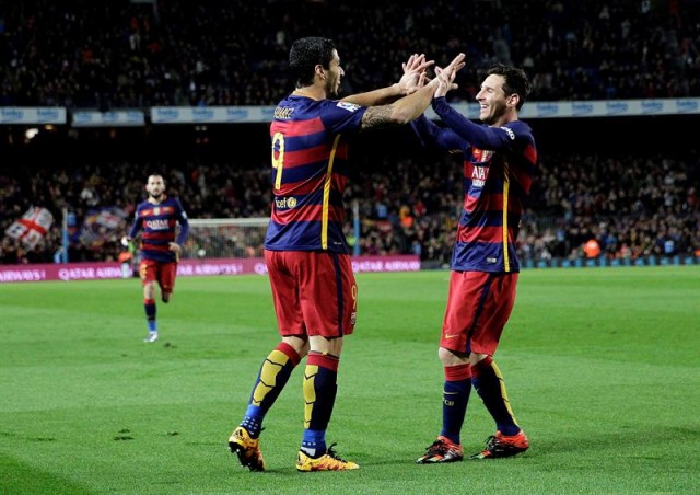 Los jugadores del FC Barcelona, el uruguayo Luis Suárez (i) y el argentino Leo Messi, celebran uno de los goles del equipo blaugrana, durante el encuentro correspondiente a la ida de las semifinales de la Copa del Rey. EFE