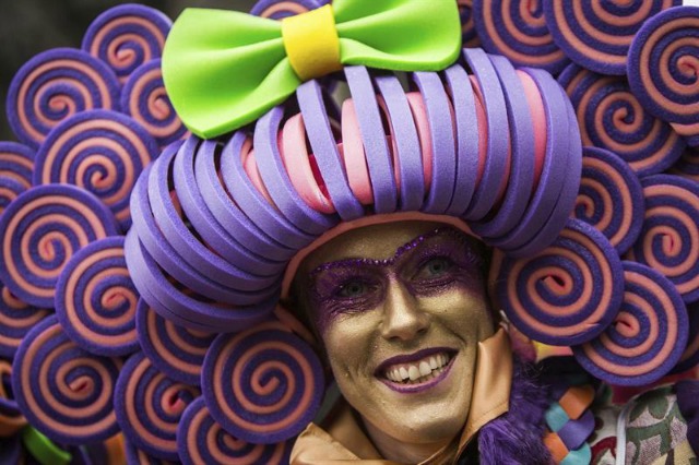  Una mujer disfrazada celebra el inicio del carnaval en el centro de la ciudad de Colonia (Alemania) hoy, 4 de febrero de 2016. EFE/Maja Hitij