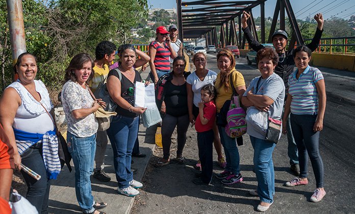 Cierran acceso a puente Macuto en Lara por falta de agua