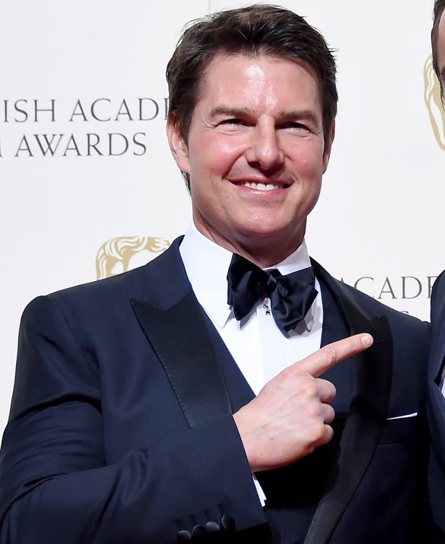 AR042. London (United Kingdom), 14/02/2016.- Leonardo DiCaprio (R) poses with Tom Cruise in the press room after winning the award for Best Actor for 'The Revenant' during the 69th annual British Academy Film Awards at the Royal Opera House in London, Britain, 14 February 2016. The ceremony is hosted by the British Academy of Film and Television Arts (BAFTA). (Londres) EFE/EPA/ANDY RAIN *** Local Caption *** 51788314