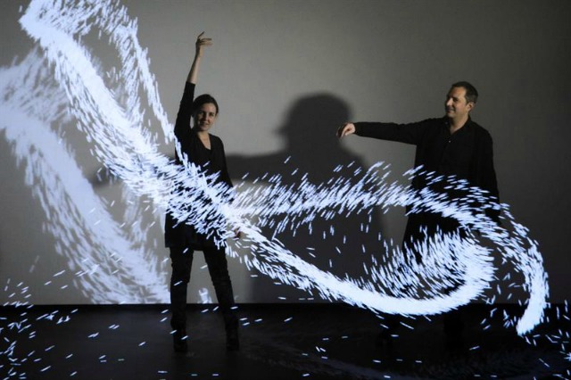 Los artistas franceses Claire Bardainne y Adrien Mondot (d) interactúan con su instalación de luz llamada "XYZT, Les paysages abstraits" (lit: los paisajes abstractos) durante la presentación a los medios de su exposición "Danse avec les etoiles" (lit: bailando con las estrellas) en Yverdon (Suiza) hoy, 17 de febrero de 2016. EFE/Jean-Christophe Bott