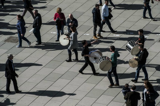 Albanokosovares realizan con los tambores en la plaza principal durante la celebración del octavo aniversario de la declaración de independencia de Kosovo de Serbia, en Pristina el 17 de febrero de 2016. Armend Nimani / AFP