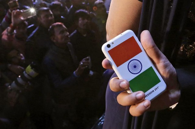 Vista del nuevo dispositivo móvil de la compañía tecnológica india Ringing Bells, Freedom 251, en Nueva Delhi, India, el 17 de febrero de 2016. EFE/Archivo