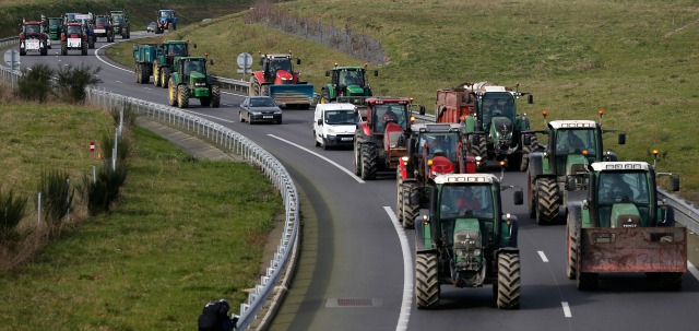 los ganaderos franceses llegan por un tractor en Rennes, Francia, para protestar por la caída de precios 17 de febrero de 2016. REUTERS / Stephane Mahe