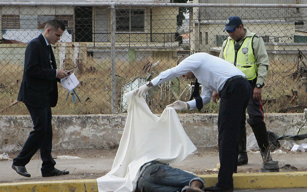 Indigente cruzaba una calle y lo mataron con un balazo en la cabeza