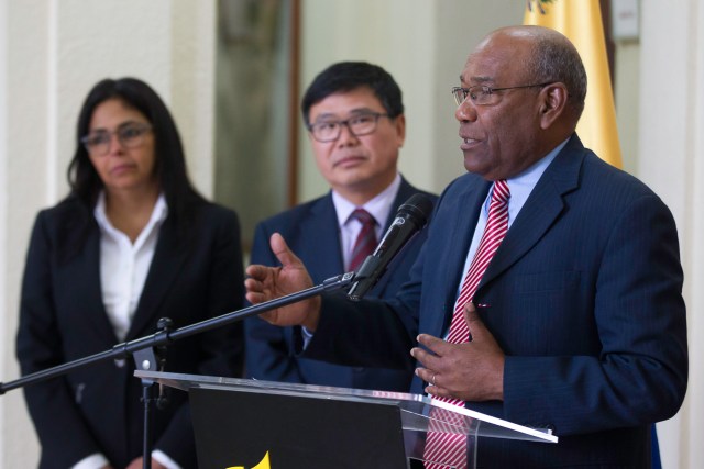 El embajador de la República Popular de China Zhao Bentang, en la sede de la Vicepresidencia de la República, durante una reunión con Aristóbulo Istúriz el 19 de febrero de 2016 / Foto ViceVenezuela