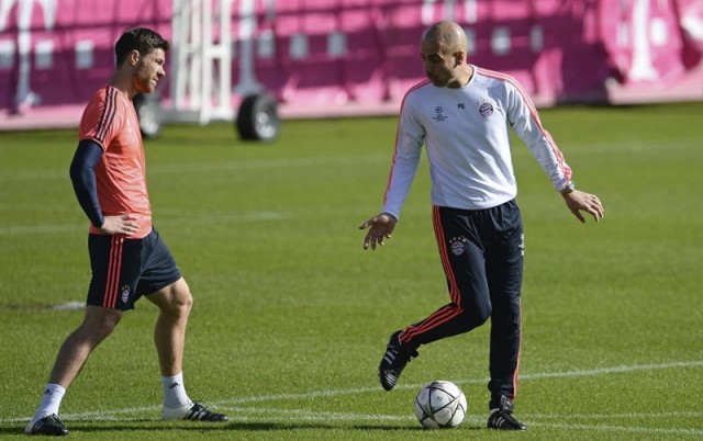 El entrenador del Bayern de Munihc, Pep Guardiola (dcha), conversa con el jugador español Xabi Alonso durante un entrenamiento del equipo en Múnich (Alemania). EFE