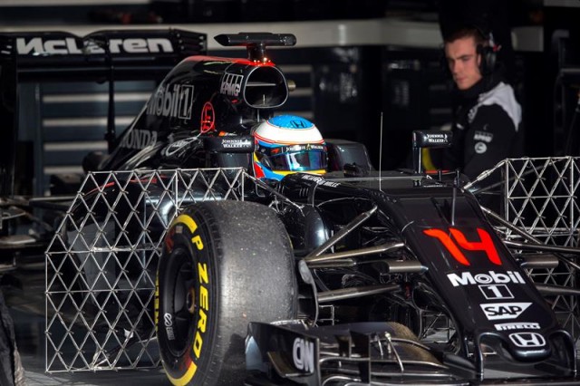  El piloto español de McLaren Fernando Alonso a su salida del box de la escudería durante la segunda jornada de entrenamientos libres de pretemporada del campeonato de Fórmula Uno. EFE