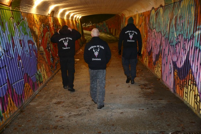 Los miembros de anti-inmigrante "Soldados de Odin" patrullan las calles de Drammen, Noruega, en este mes de febrero 21 de, el año 2016 foto de archivo. Los soldados de Odin, autoproclamados patriotas que han patrullado las calles de algunas ciudades en Finlandia diciendo que quiere proteger a la gente de los inmigrantes, se comenzará a aparecer en otros países nórdicos y bálticos, preocuparse autoridades. REUTERS / Heiko Junge / NTB Scanpix