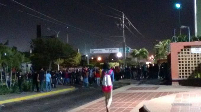 Estudiantes de la Urbe protestan contra sentencia del TSJ que limita funciones de la AN (Fotos)