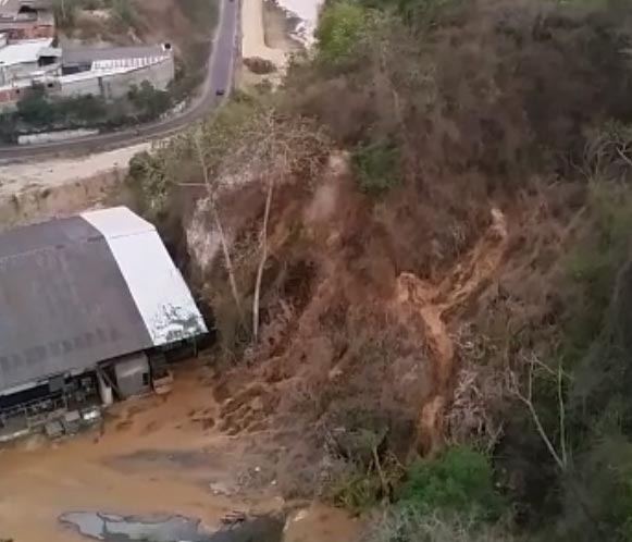 VIDEO: A Hidrocapital también se le rompen los tubos en las narices… “Cierra el chorro, cada gota cuenta”