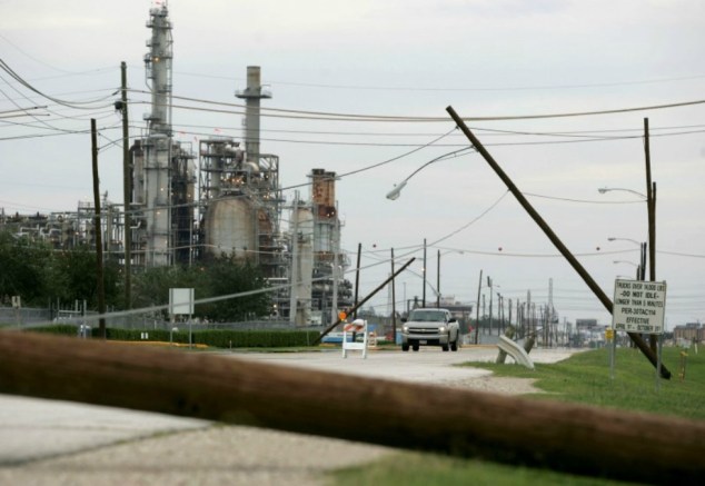 En la imagen de archivo se aprecian daños al tendido eléctrico tras el paso del Huracán Ike frente a la refinería de Pasadena, Texas, el 15 de septiembre de 2008. Tres personas resultaron quemadas -una de ellas de gravedad- cuando un generador explotó el sábado por la mañana en una refinería de la petrolera estatal brasileña Petrobras en Pasadena, Texas, dijo una fuente familiarizada con las operaciones de emergencia en la planta. REUTERS/Jessica Rinaldi