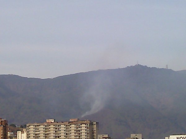 Nuevo incendio se extendió en El Ávila a la altura de San Bernardino (VIDEO)